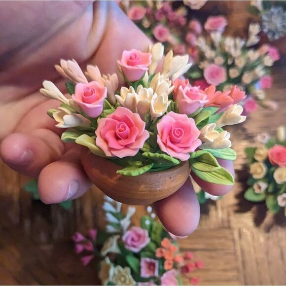 14 different miniature porcelain flower arrangements - Picture 7 of 13